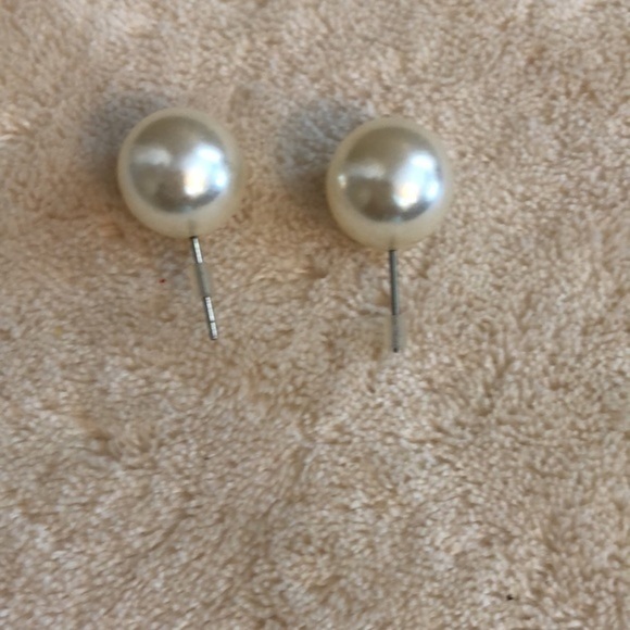 FAUX Pearls Earrings - Picture 2 of 2